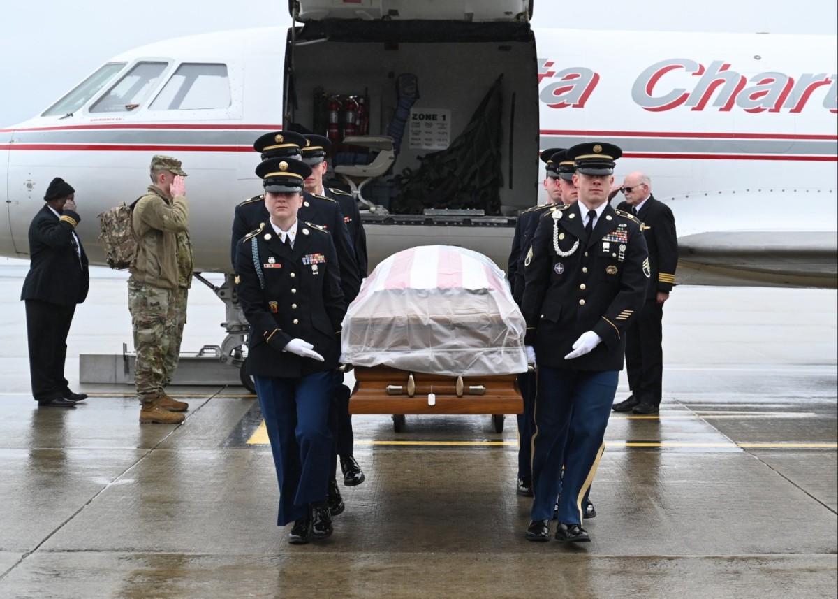 Heartbreaking search for those killed in dc air crash as army helicopters black box recovered