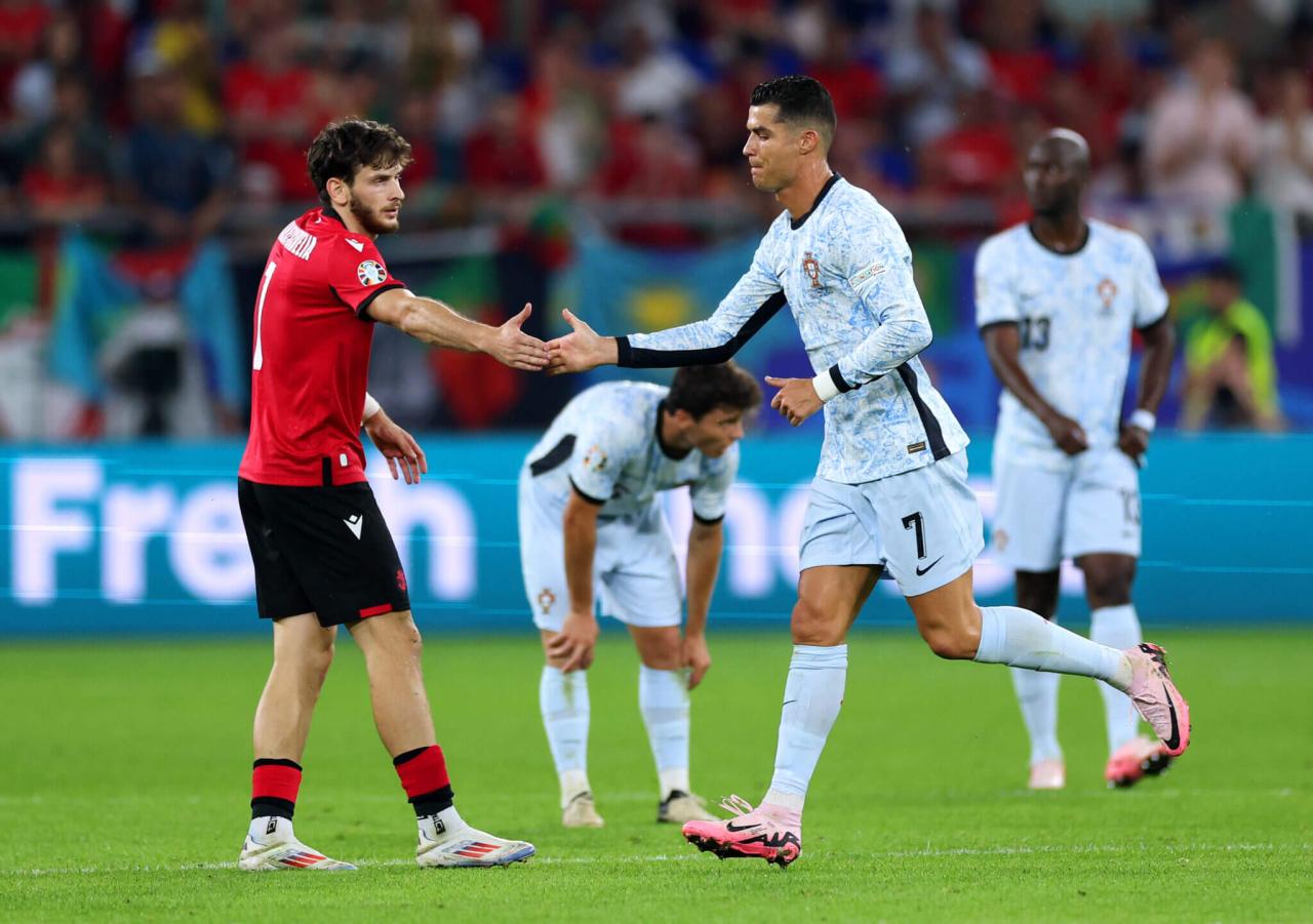 Kvaratskhelias wonder goal helps psg beat aston villa 3 1 in cl quarterfinals
