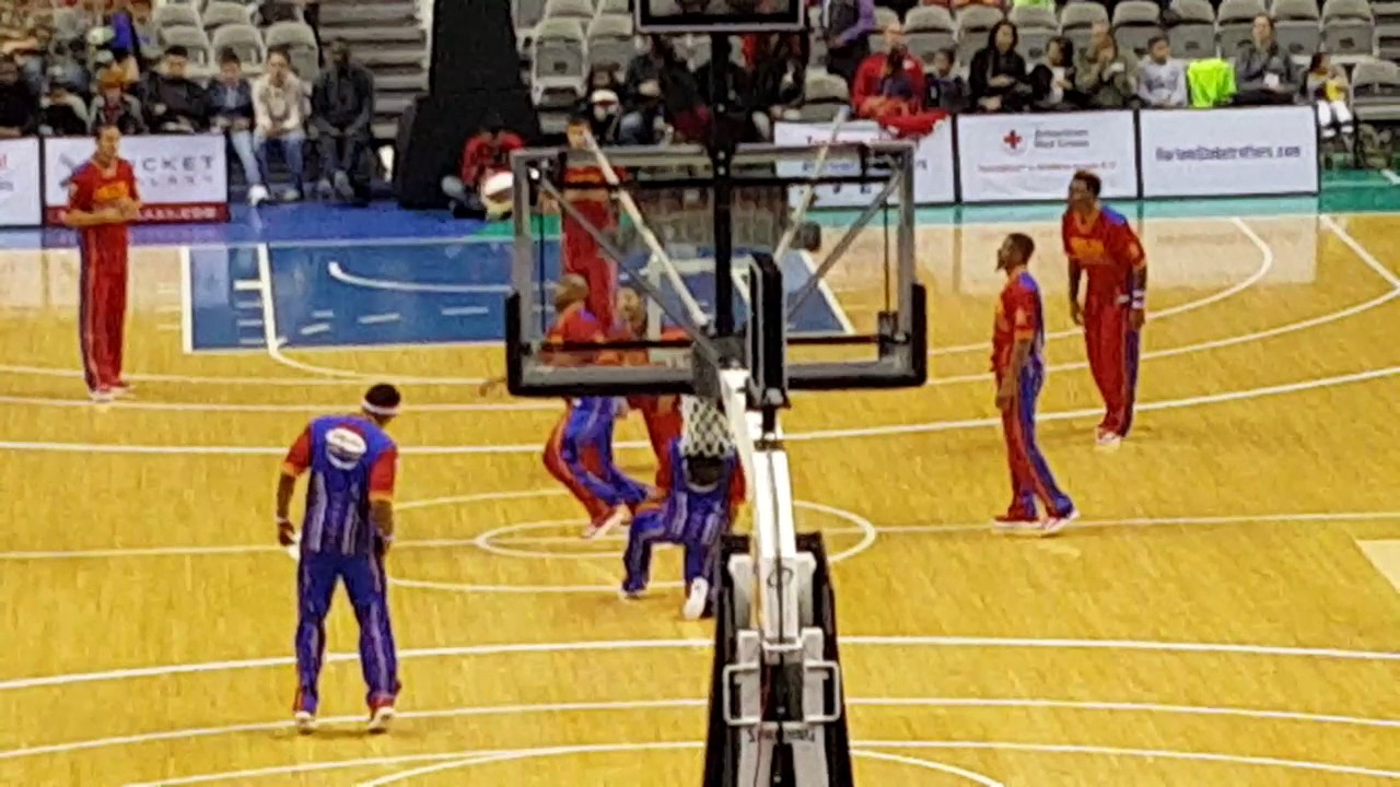 Harlem globetrotters dazzle oakland player Harlem globetrotters san jose photos