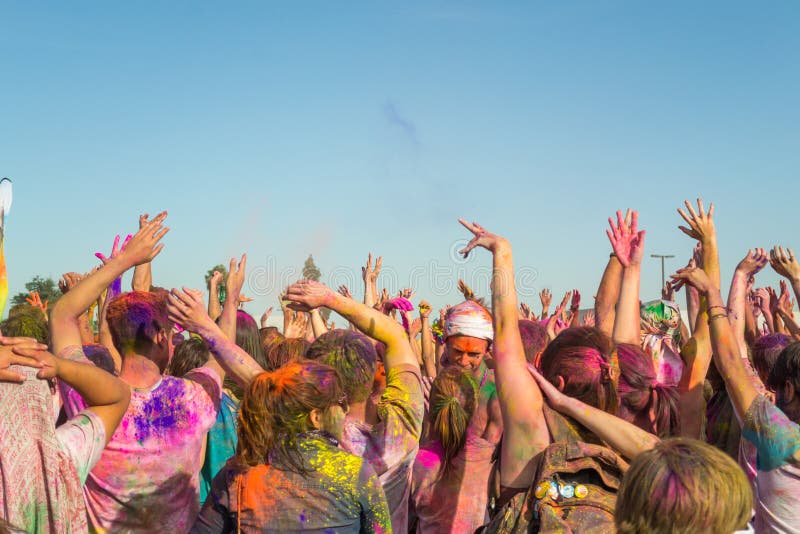 Photos crowds celebrate holi festivals in south bay