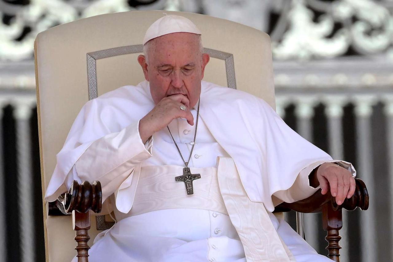 Italian premier pope francis hospital
