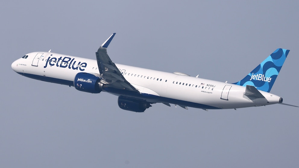 2 bodies are found in the landing gear of jetblue plane at florida airport