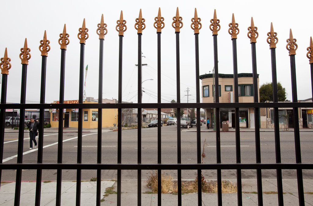 Man fatally shot at oakland apartment complex